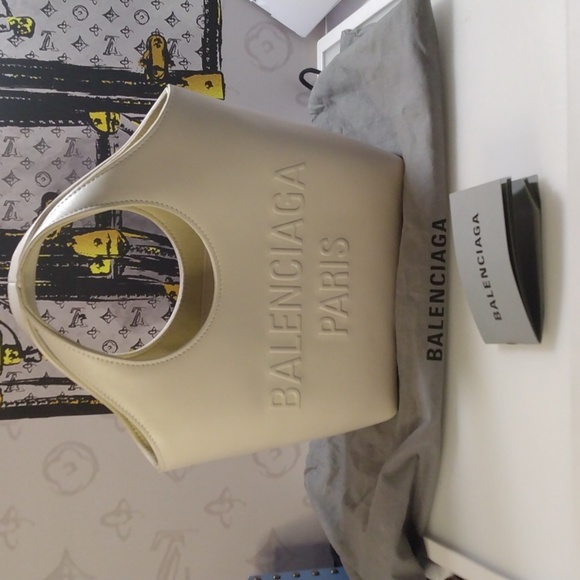 New Balenciaga Mary-Kate XS leather tote bag - Picture 14 of 17